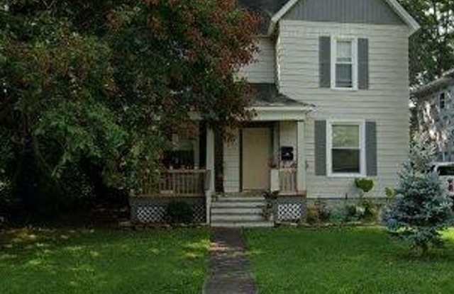 2 Bed, 1 Bath Apartment! - 1404 East Elm Street, Springfield, MO 65802
