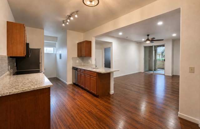 Gated Reserves - 3 Bed, 2 Bath -Downstairs - Access to Pool, Gym, and More! 2 Assigned Parking Gallery 4