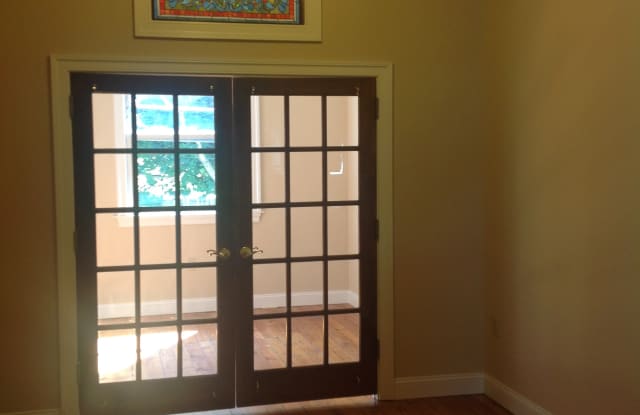7530 Main St Gallery 4