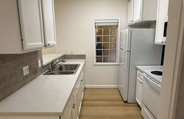 Sharp 1 Bedroom 1 Bath Condo in the Desirable Parc Crossings Community of Mountain View Gallery 4