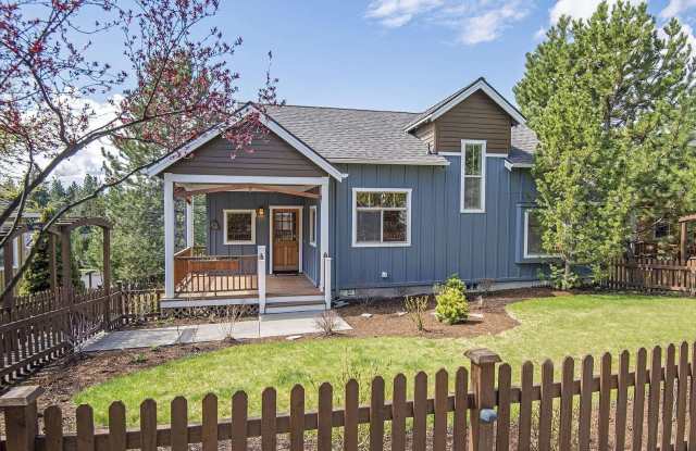 Cozy 1 Bed with Large Loft and Fenced Yard Gallery 1