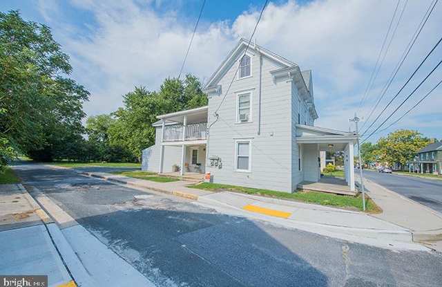 208 E EAST ST #A Gallery 4