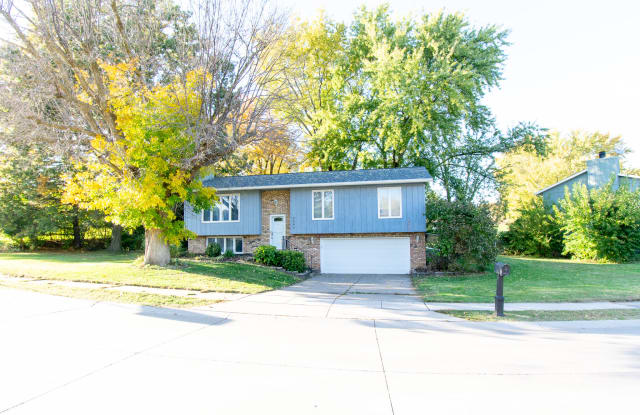 2840 Willow Drive - 2840 Willow Drive, Bettendorf, IA 52722