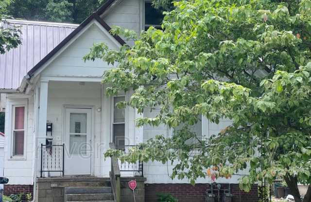 702 West Miller Street - 2 photos photos