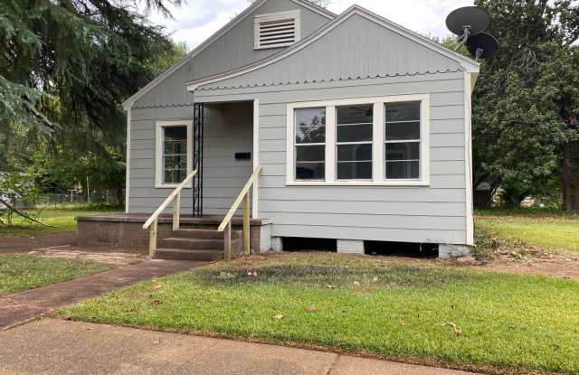 1/2 OFF  FIRST MONTHS RENT LARGE REMODELED 2 BEDROOM HOUSE Gallery 3