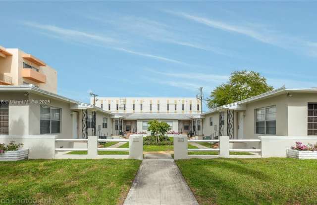 221 Antiquera Ave - 221 Antiquera Avenue, Coral Gables, FL 33134