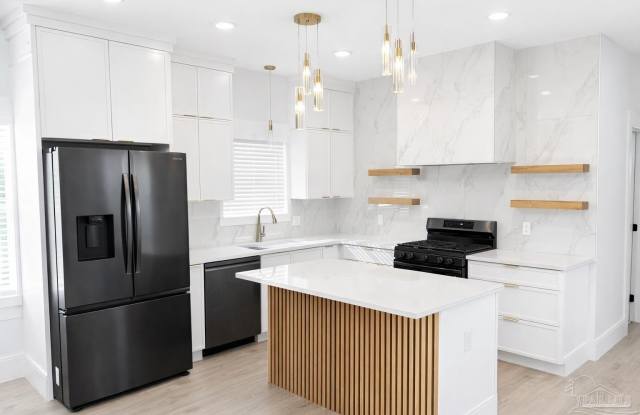 606 E Leonard St photos photos