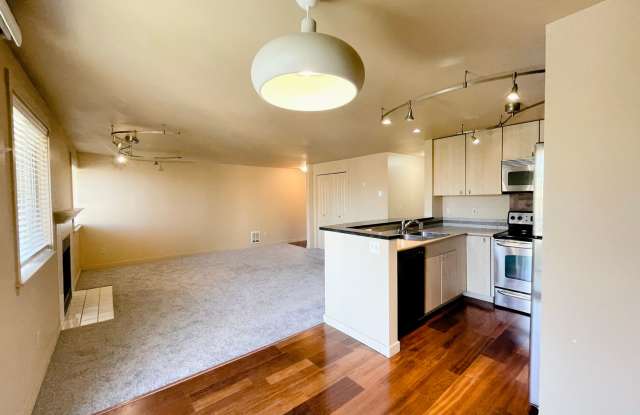 Spacious 2 Bed in Beautiful Complex! - 8244 126th Avenue Northeast, Kirkland, WA 98033
