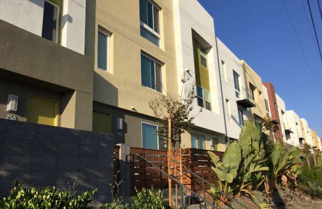 Completely upgraded large townhome with solar!! photos photos