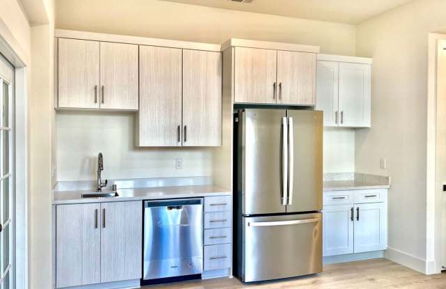 Room For Rent In Excellent Condo Gallery 1