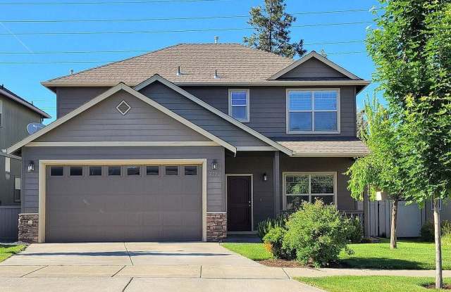 Large 4 bedroom SE Bend home with office/flex space! - 652 Southeast Gleneden Place, Bend, OR 97702