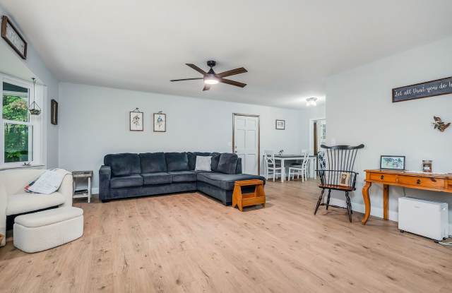 Charming Updated Home available for 12 months *Furnished OR Unfurnished* Gallery 3