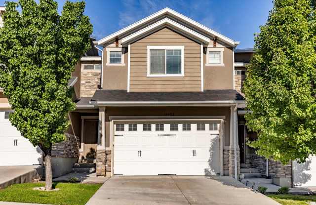 Comfort Meets Convenience in This Herriman Townhome photos photos