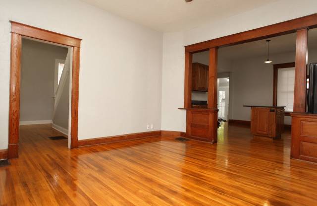 Cute Bungalow style home  Large Yard Near MSU 3 Bed 2 Bath Gallery 4