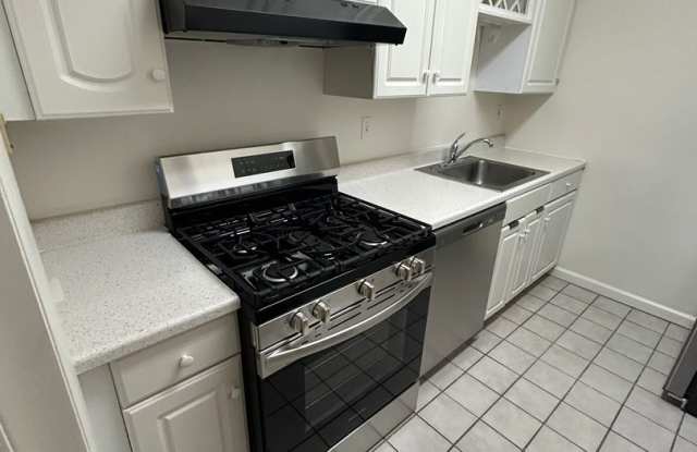 Fabulous LOCATION -- Studio located in Grosvenor Park with ALL UTILITIES included. photos photos