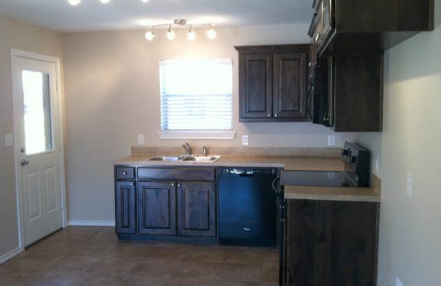 COMING SOON! 1 Bedroom 1.5 Bath Townhome for Rent in Lindale Gallery 4