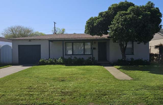 Charming 2 Bedroom Home with Large Backyard photos photos