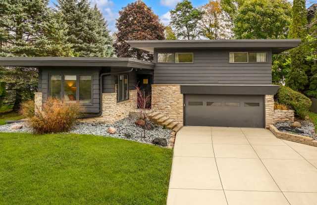 10046 N Sheridan Dr - 10046 Sheridan Drive, Mequon, WI 53092