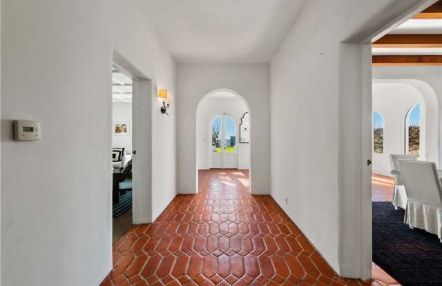 1020 Palisades Beach Road Gallery 4