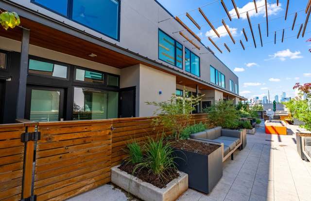Beautiful 1 bedroom, 1.5 bathroom home in Central East Austin! Gallery 3