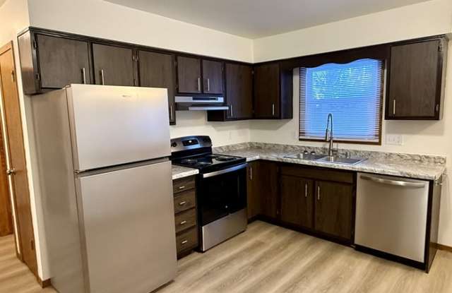 2010/2012 Parkside Drive - 2012 - 2010 Parkside Drive, Oshkosh, WI 54901