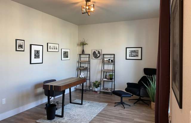 Furnished month-month condo on the west end! Gallery 4