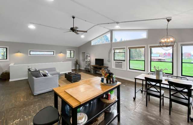 Portland Loft: Fully Furnished Loft Living with views of the golf course $300 Utility Fee Gallery 4