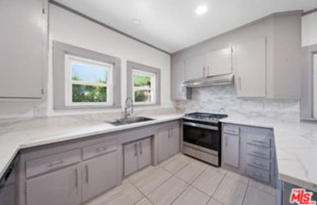 613 North Lucerne Boulevard Gallery 4