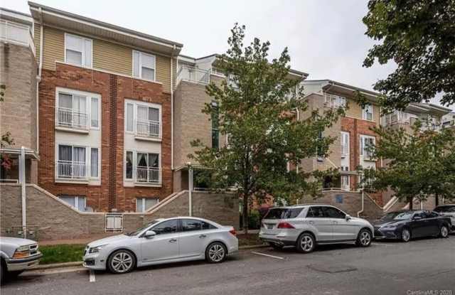 Room in 2 Bedroom Home at Donatello Ave Gallery 3