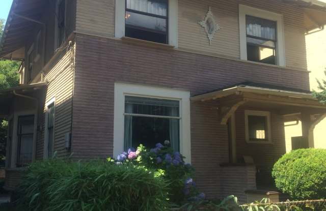 Renovated Capitol Hill 2 Bedroom - 1739 Boylston Avenue, Seattle, WA 98122