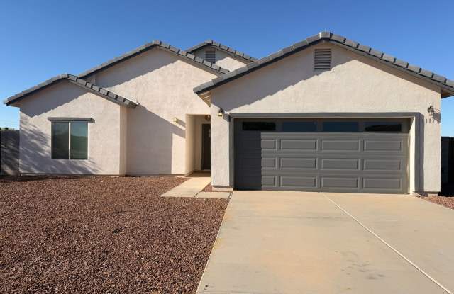 Beautiful 3 Bedroom with large fenced yard Gallery 1
