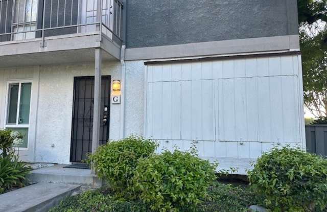 Lakeshore: Lower 1 Bedroom 1 Bath Condo, End Unit, photos photos