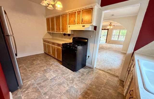 3 Bedroom and 1 Bathroom home on Broadway! Gallery 4
