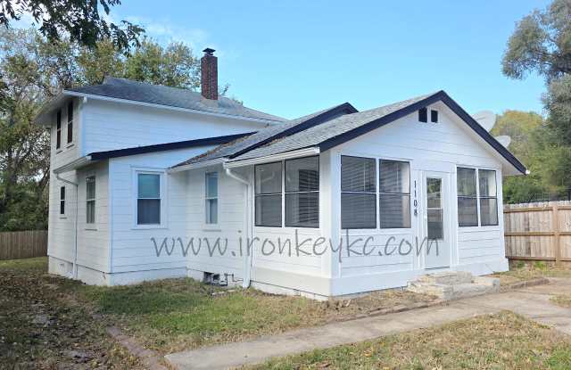 1108 South Harris Avenue Gallery 1