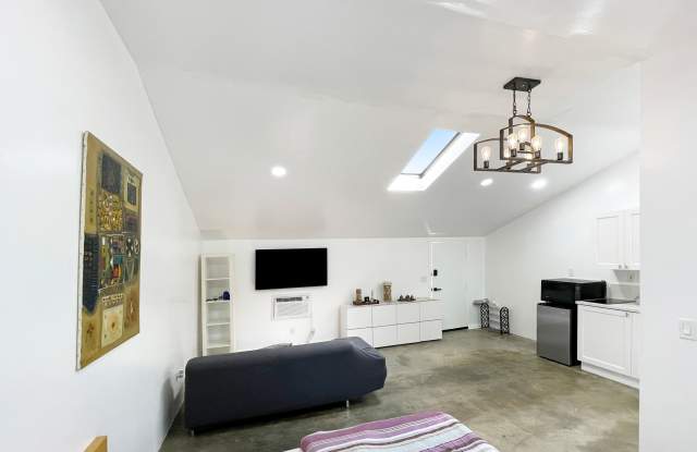 7302 Zelzah Ave photos photos