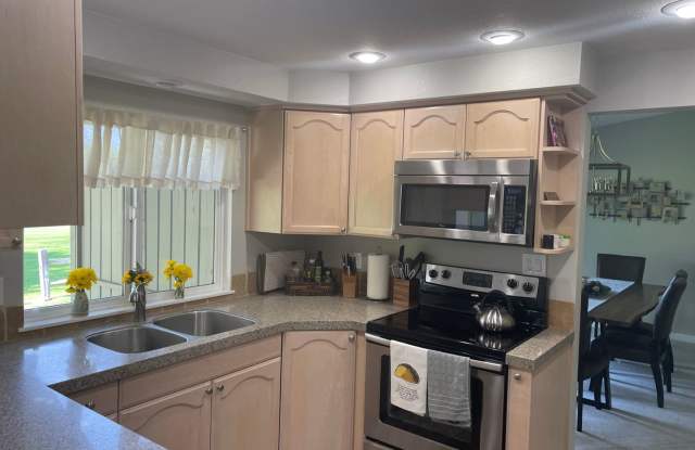 Beautiful fully furnished townhouse on the Eagle Hills golf course!!! photos photos