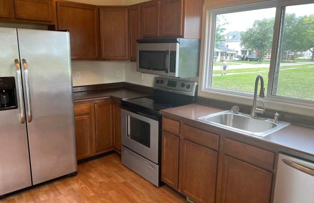 Ellis Oasis - 1631 Ellis Boulevard Northwest, Cedar Rapids, IA 52405