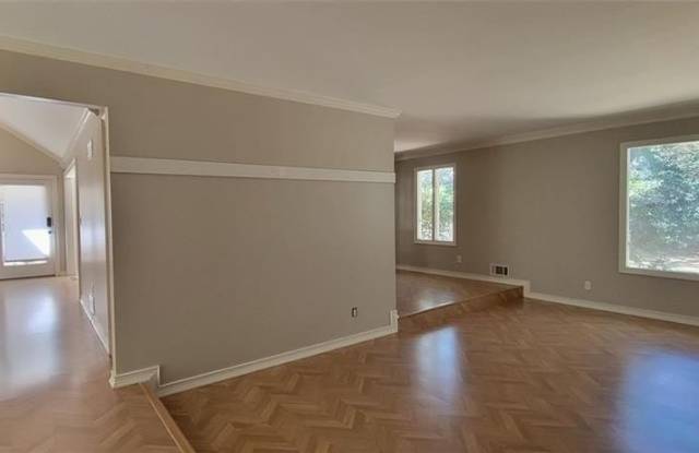 5218 Meadowcreek Drive Gallery 3