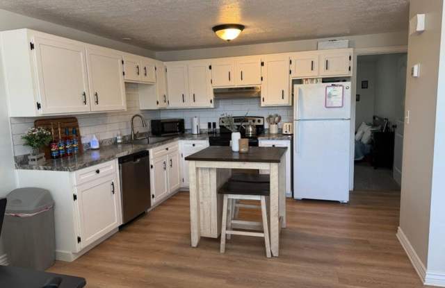 Cozy & Convenient 2 Bedroom Home – Single-Level Living Gallery 1