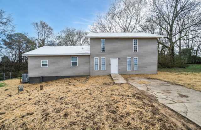 Beautifully Renovated 4BR/2.5BA with Large Yard in Graysville photos photos