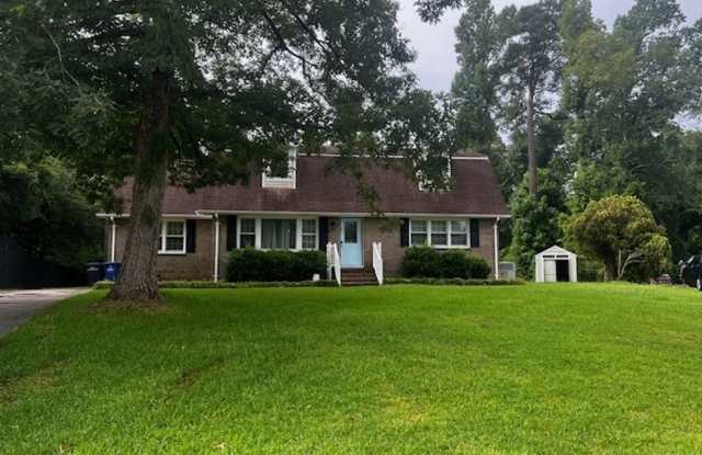4 Bedroom 2 Bath Sherwood Forest - 102 King Richard Court, Jacksonville, NC 28546