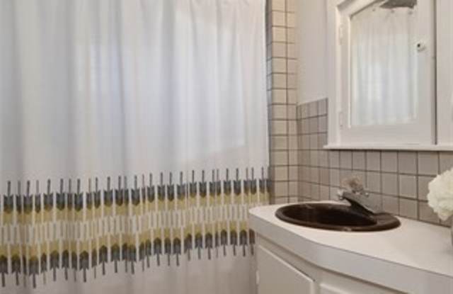 Charming West Seattle 1 Bedroom Home with Office and Large Fenced Yard Gallery 3