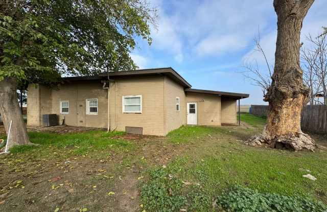 Farm house with room MOVE IN SPECIAL - 1002 East Hosking Avenue, Bakersfield, CA 93307