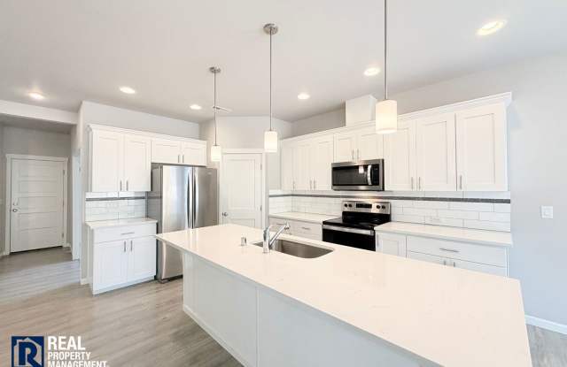 Easy JBLM Commute Like-New 4BR Home with 3-Car Garage & Bonus Office Gallery 3