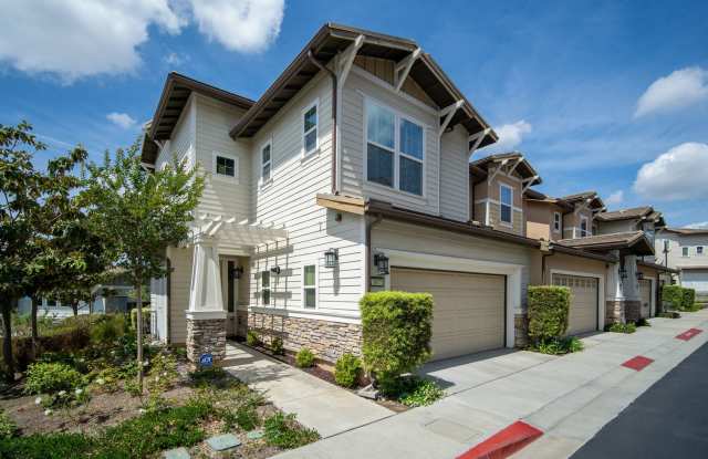 4 bedroom + Bonus Room - Luxury End-Unit Townhome with Panoramic Views Gallery 1