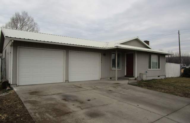 3 Bedroom Home with Fenced Yard, Located Next to Crook County High School - Garbage Included! Available Now! photos photos 3 Bedroom Home with Fenced Yard, Located Next to Crook County High School - Garbage Included! Available Now! photos photos
