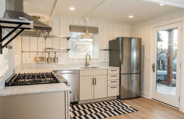 1107 SE 6TH ST - 1107 6th St SE, Charlottesville, VA 22902