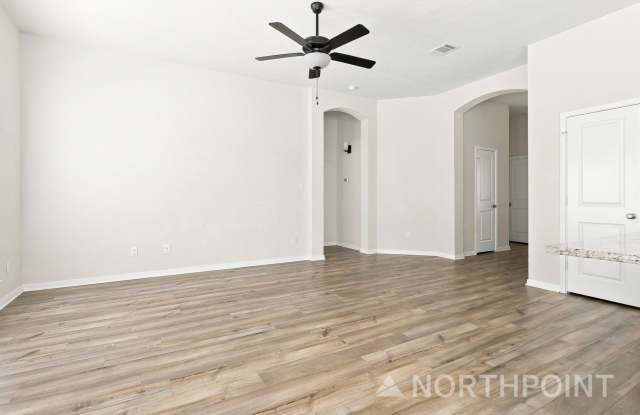4-Bedroom, 2 Bath Single Family for Rent in Montgomery, TX|  2-Car Garage Parking & Modern Kitchen Gallery 3