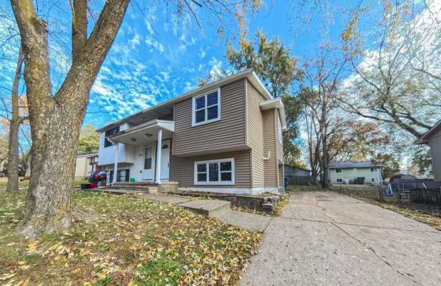 3 Bedroom 1 Bath Duplex - 3609 East 41st Street, Des Moines, IA 50317