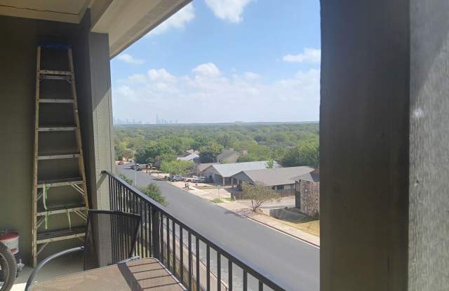 Charming 2BR Condo in Austin Gallery 3